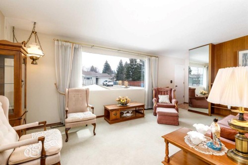 20 Macleod Close, Red Deer, AB - Indoor Photo Showing Living Room