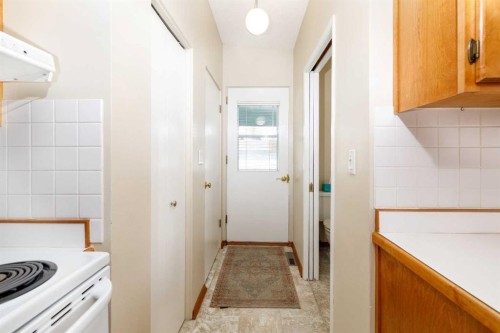 20 Macleod Close, Red Deer, AB - Indoor Photo Showing Kitchen