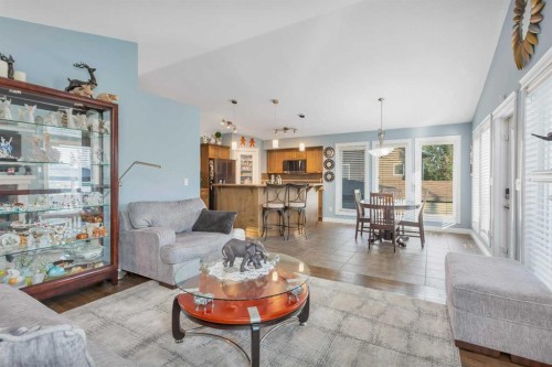 5 Heritage Drive, Penhold, AB - Indoor Photo Showing Living Room