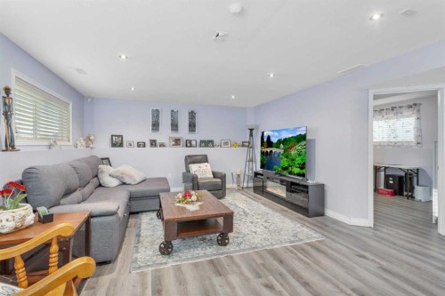 5 Heritage Drive, Penhold, AB - Indoor Photo Showing Living Room