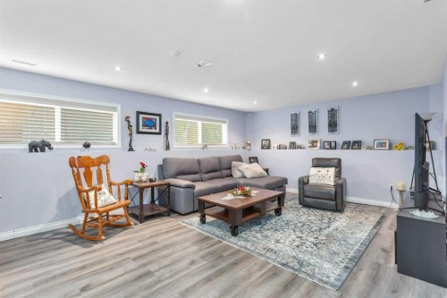 5 Heritage Drive, Penhold, AB - Indoor Photo Showing Living Room