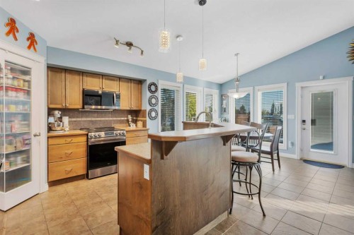 5 Heritage Drive, Penhold, AB - Indoor Photo Showing Kitchen