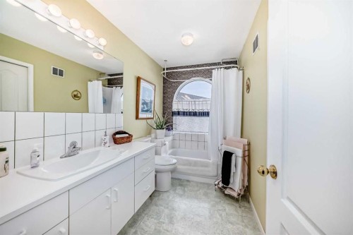 5205 55St., Rimbey, AB - Indoor Photo Showing Bathroom