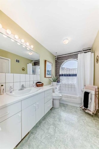 5205 55St., Rimbey, AB - Indoor Photo Showing Bathroom