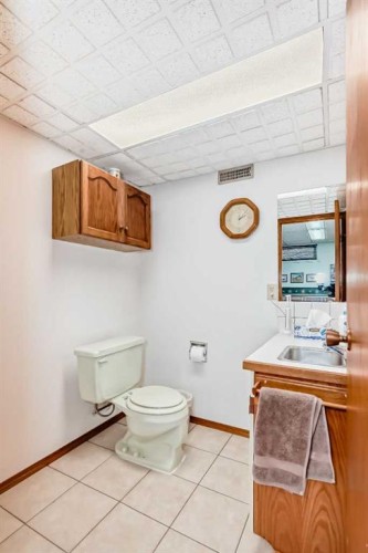 5205 55St., Rimbey, AB - Indoor Photo Showing Bathroom