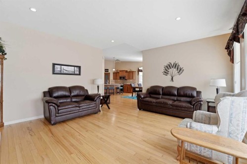 122 Sutherland Close, Red Deer, AB - Indoor Photo Showing Living Room