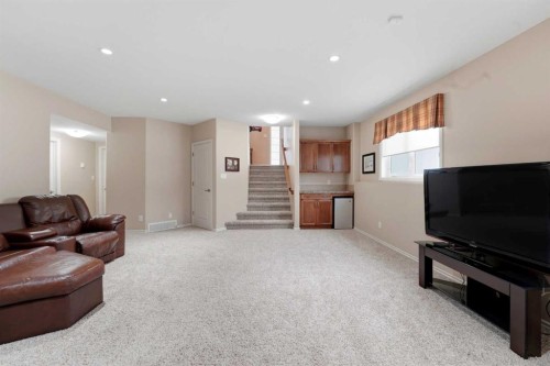 122 Sutherland Close, Red Deer, AB - Indoor Photo Showing Living Room