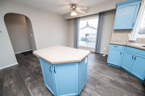 75 Doherty Close, Red Deer, AB - Indoor Photo Showing Kitchen