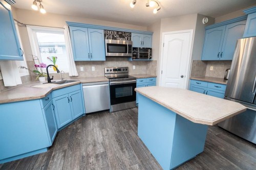 75 Doherty Close, Red Deer, AB - Indoor Photo Showing Kitchen
