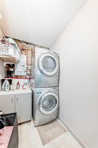232 Deschner Close, Red Deer, AB - Indoor Photo Showing Laundry Room