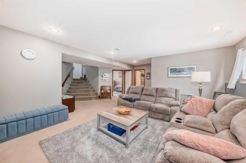 35 Dentoom Close, Red Deer, AB - Indoor Photo Showing Living Room