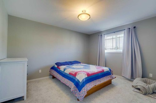 7-5301 Windward Place, Sylvan Lake, AB - Indoor Photo Showing Bedroom