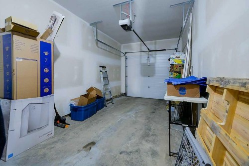 7-5301 Windward Place, Sylvan Lake, AB - Indoor Photo Showing Garage