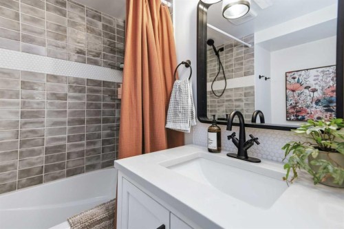13 Ockley Close, Red Deer, AB - Indoor Photo Showing Bathroom
