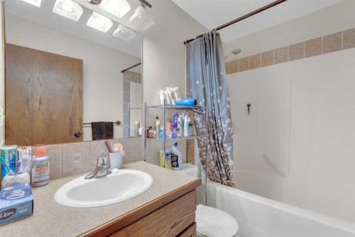 155 Inglewood Drive, Red Deer, AB - Indoor Photo Showing Bathroom