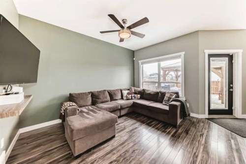 3 Hanson Green, Penhold, AB - Indoor Photo Showing Living Room