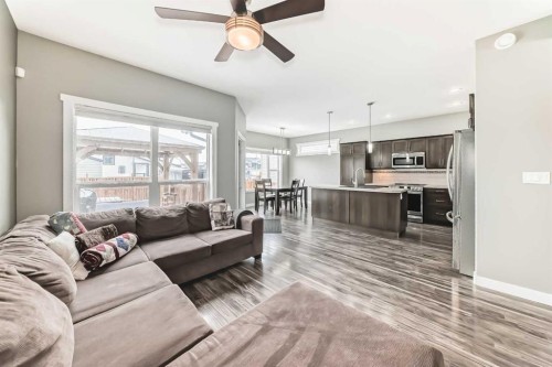 3 Hanson Green, Penhold, AB - Indoor Photo Showing Living Room