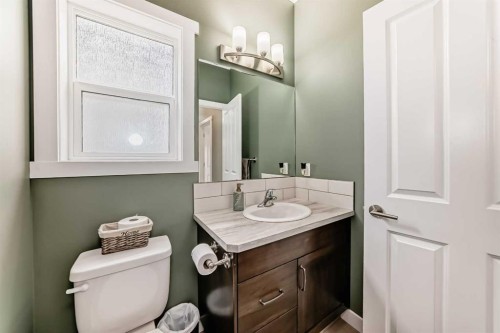 3 Hanson Green, Penhold, AB - Indoor Photo Showing Bathroom