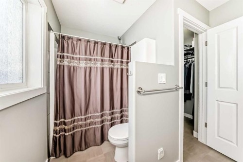 3 Hanson Green, Penhold, AB - Indoor Photo Showing Bathroom