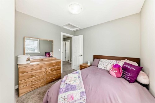 3 Hanson Green, Penhold, AB - Indoor Photo Showing Bedroom