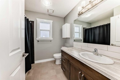 3 Hanson Green, Penhold, AB - Indoor Photo Showing Bathroom