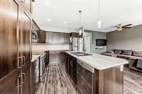 3 Hanson Green, Penhold, AB - Indoor Photo Showing Kitchen With Upgraded Kitchen
