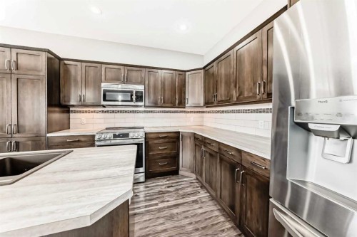 3 Hanson Green, Penhold, AB - Indoor Photo Showing Kitchen