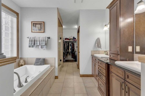 8 Laurel Close, Sylvan Lake, AB - Indoor Photo Showing Bathroom