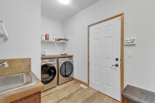 8 Laurel Close, Sylvan Lake, AB - Indoor Photo Showing Laundry Room