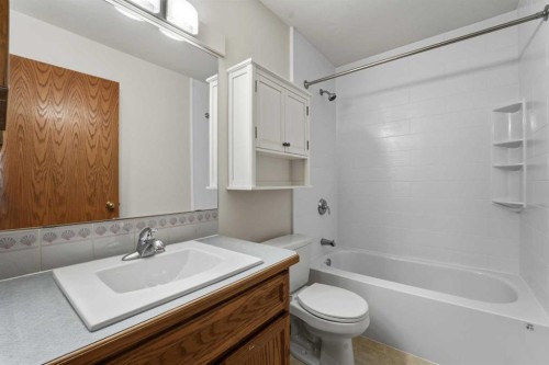 2 Davis Close, Red Deer, AB - Indoor Photo Showing Bathroom