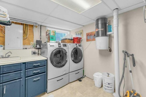 16 Markle Crescent, Red Deer, AB - Indoor Photo Showing Laundry Room