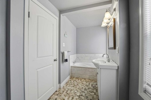 3722 44 Avenue, Red Deer, AB - Indoor Photo Showing Laundry Room