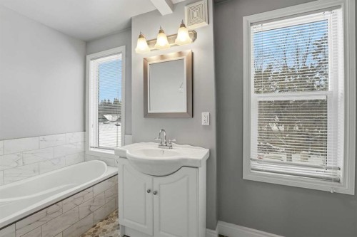 3722 44 Avenue, Red Deer, AB - Indoor Photo Showing Bathroom