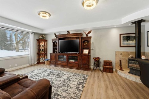 3722 44 Avenue, Red Deer, AB - Indoor Photo Showing Living Room