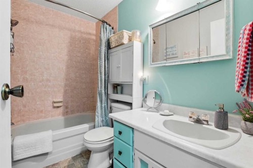 39 Norris Close, Red Deer, AB - Indoor Photo Showing Bathroom