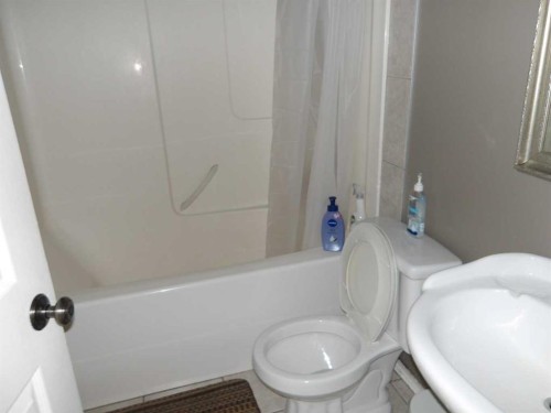 39 Ashley Close, Red Deer, AB - Indoor Photo Showing Bathroom