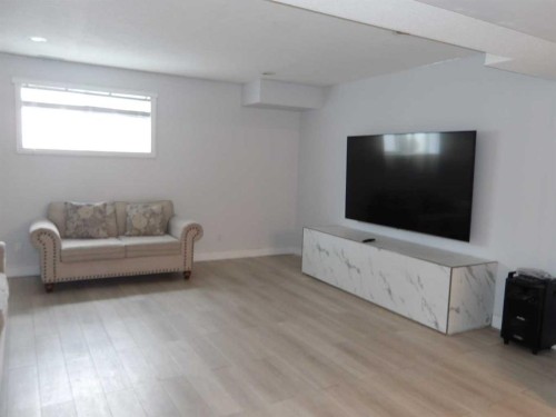 39 Ashley Close, Red Deer, AB - Indoor Photo Showing Living Room