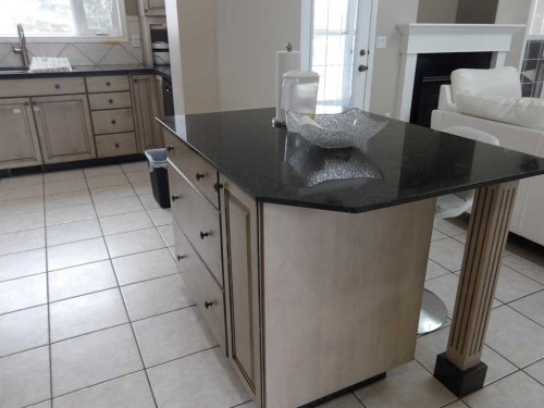 39 Ashley Close, Red Deer, AB - Indoor Photo Showing Kitchen