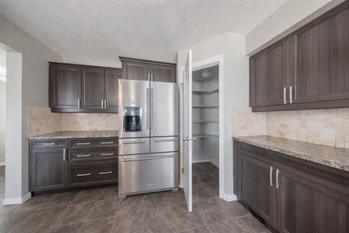 11 Inglis Crescent, Red Deer, AB - Indoor Photo Showing Kitchen