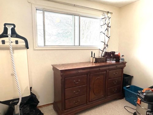 5240 50 Avenue, Holden, AB - Indoor