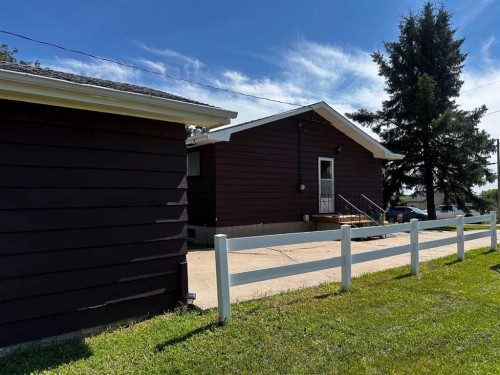 5240 50 Avenue, Holden, AB - Outdoor