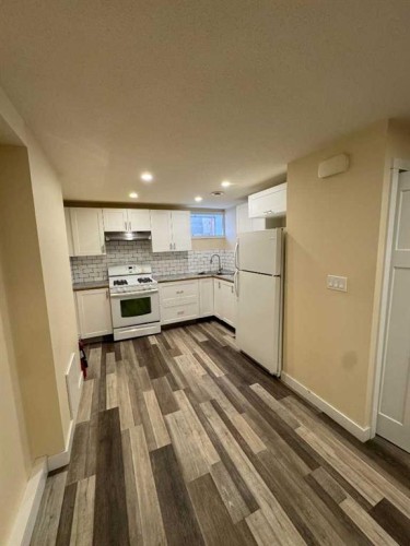 5553 45 Avenue, Red Deer, AB - Indoor Photo Showing Kitchen