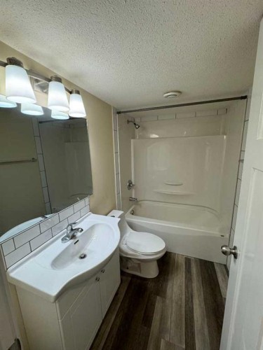 5553 45 Avenue, Red Deer, AB - Indoor Photo Showing Bathroom