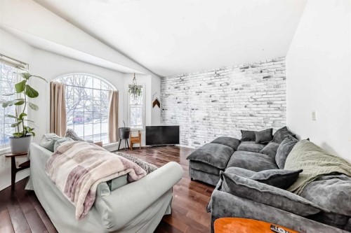 29 Duval Crescent, Red Deer, AB - Indoor Photo Showing Living Room