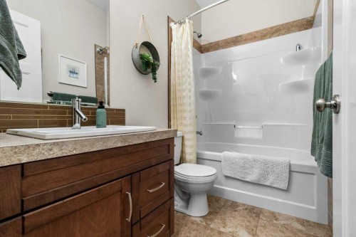 4916 Beardsley Avenue, Lacombe, AB - Indoor Photo Showing Bathroom