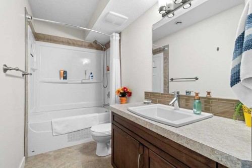 4916 Beardsley Avenue, Lacombe, AB - Indoor Photo Showing Bathroom