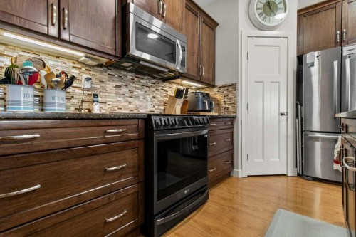 4916 Beardsley Avenue, Lacombe, AB - Indoor Photo Showing Kitchen