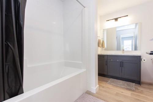 66 Henderson Crescent, Penhold, AB - Indoor Photo Showing Bathroom