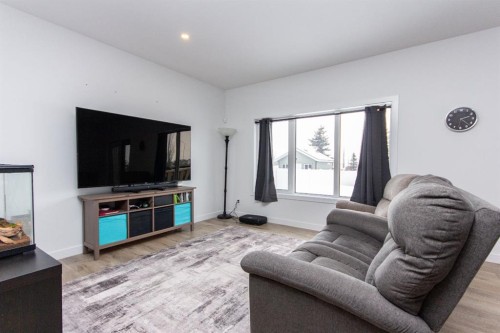 66 Henderson Crescent, Penhold, AB - Indoor Photo Showing Living Room