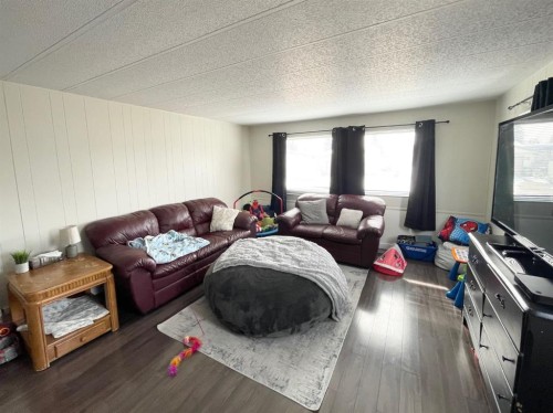 4908 55 Avenue, Camrose, AB - Indoor Photo Showing Living Room